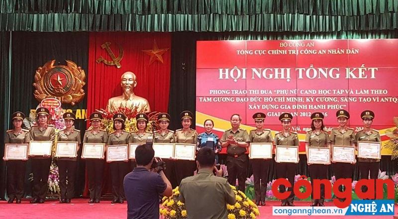 Thiếu tá Nguyễn Việt Hà, Chủ tịch Hội phụ nữ Công an Nghệ An (thứ tư từ phải sang) nhận Bằng khen.