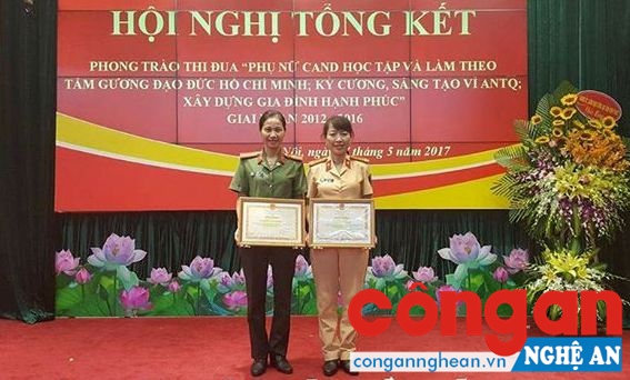 Đồng chí Nguyễn Việt Hà và Nguyễn Thị Lý, Chủ tịch Hội phụ nữ Phòng Cảnh sát giao thông đường bộ, đường sắt chụp ảnh lưu niệm tại Hội nghị.