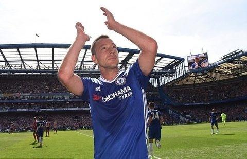 Vẻ mặt xúc động của Terry sau khi rời sân, để lại các đồng đội phía sau - Ảnh: CLB Chelsea