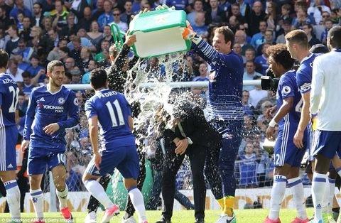 Ngay sau khi trận đấu kết thúc, cầu thủ và CĐV Chelsea đã bắt đầu ăn mừng. Thủ thành Asmir Begovic trêu chọc ông thầy Antonio Conte khi đổ thùng nước đầy lên đầu chiến lược gia người Italia 