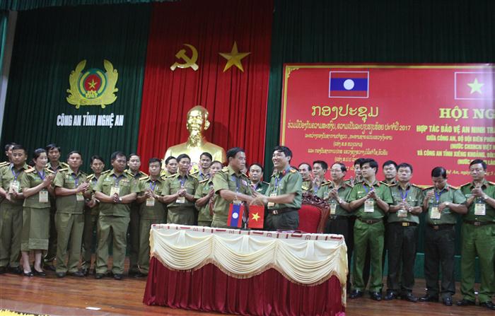 Công an tỉnh Nghệ An và Công an tỉnh  Xiêng Khoảng ký kết bản ghi nhớ