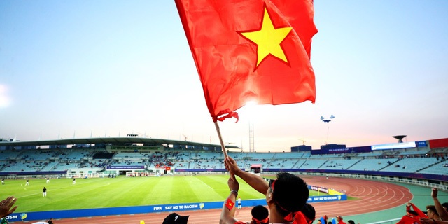 Quốc kỳ Việt Nam tung bay trên khán đài sân vận động Cheonan (Ảnh: FIFA)