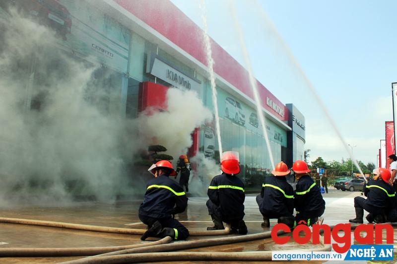 Lực lượng chữa cháy chuyên nghiệp tổ chức chữa cháy