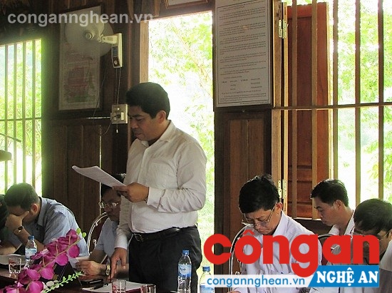 Đồng chí Vi Văn Sơn - Phó bí thư Huyện ủy, Chủ tịch UBND huyện Con Cuông báo cáo với đoàn công tác