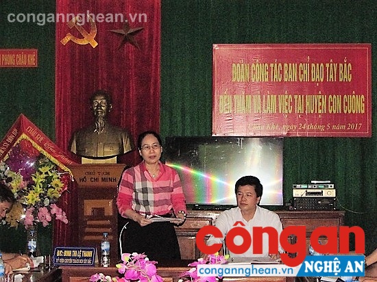 Thay mặt đoàn công tác BCĐ Tây Bắc, đ/c Đinh Thị Lệ Thanh ghi nhận kết quả huyện Con Cuông đạt được và tiếp thu kiến nghị, đề xuất tại cơ sở