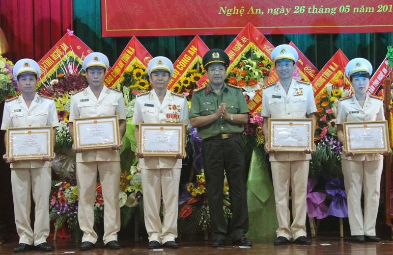 Đồng chí Đại tá Hồ Văn Tứ, Phó Giám đốc Công an tỉnh tặng Giấy khen cho 5 cá nhân có thành tích xuất sắc.
