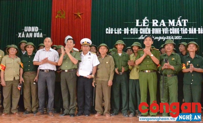 Lãnh đạo Công an tỉnh và Công an huyện Quỳnh Lưu tặng quà chúc mừng Câu lạc bộ Cựu chiến binh xã An Hòa trong buổi lễ ra mắt