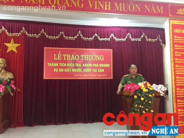 Đồng chí Thượng tá Nguyễn Hồng Tuyến- Trưởng Công an huyện Anh Sơn báo cáo quá trình điều tra, khám phá vụ án xảy ra ngày 24/5 tại xã Cẩm Sơn