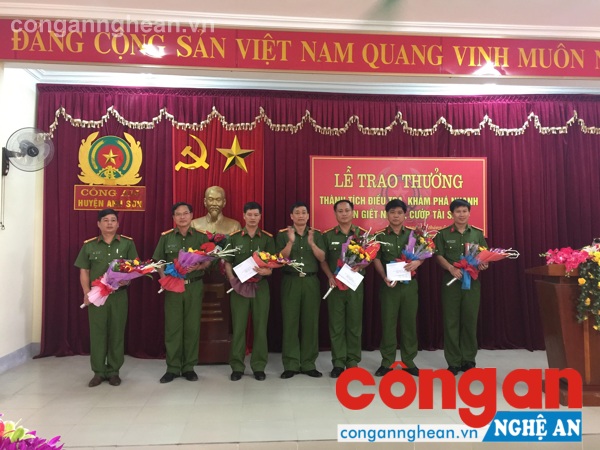Đồng chí Đại tá Nguyễn Mạnh Hùng- Phó Giám đốc, Thủ trưởng cơ quan CSĐT Công an tỉnh chúc mừng thành tích của các đơn vị trong công tác phối hợp điều tra