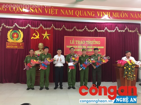 Thay mặt lãnh đạo huyện, đồng chí Đặng Thanh Tùng- Bí thư Huyện ủy chúc mừng và ghi nhận những thành tích của Công an huyện trong đấu tranh phòng, chống tội phạm