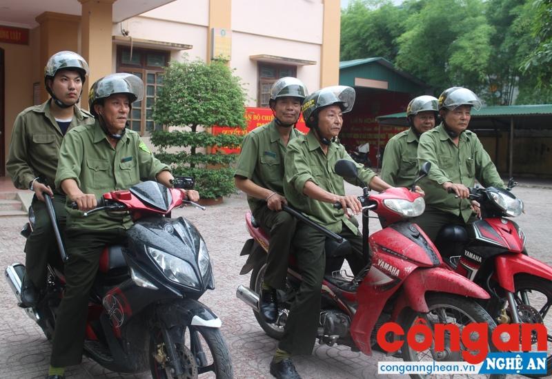 Ban Bảo vệ dân phố phường Lê Lợi chuẩn bị lên đường tuần tra