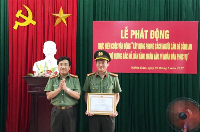 Đồng chí Đại tá Hồ Văn Tứ trao giấy khen của Giám đốc Công an tỉnh cho Đội 