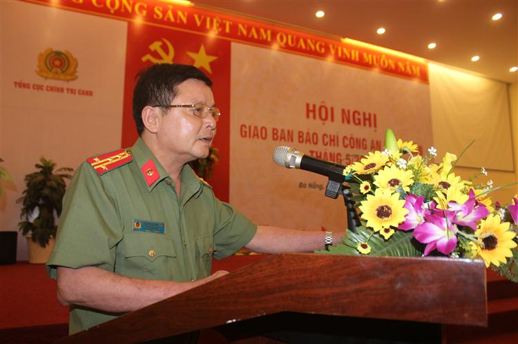 Đồng chí Đại tá Nguyễn Đình Trần, Tổng biên tập Báo Công an Nghệ An phát biểu tại hội nghị