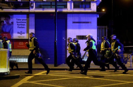 Các nhân viên an ninh khẩn trương đến hiện trường vụ tấn công gần cầu London. Nước Anh đang ứng phó với vụ việc như một vụ tấn công khủng bố (ảnh: Reuters).