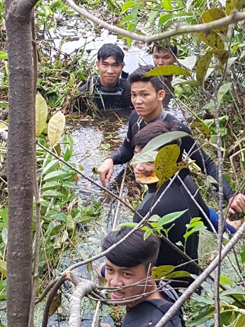 Các thợ lặn đang mò tìm nạn nhân trong vụ đuối nước ở huyện Bình Chánh cuối tháng 2-2017.