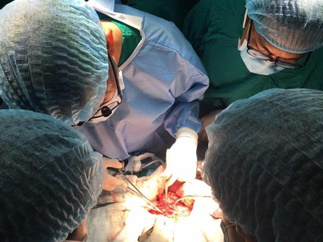Các bác sĩ BV Chợ Rẫy đang thực hiện ca ghép tim lần  đầu tiên.