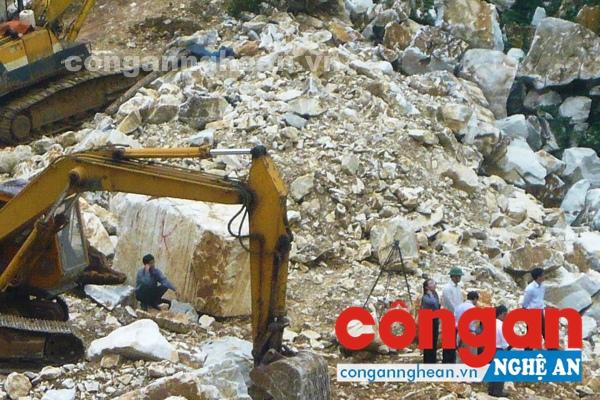 Đoàn kiểm tra liên ngành huyện Quỳ Hợp giám sát tại một doanh nghiệp khai thác đá trên địa bàn