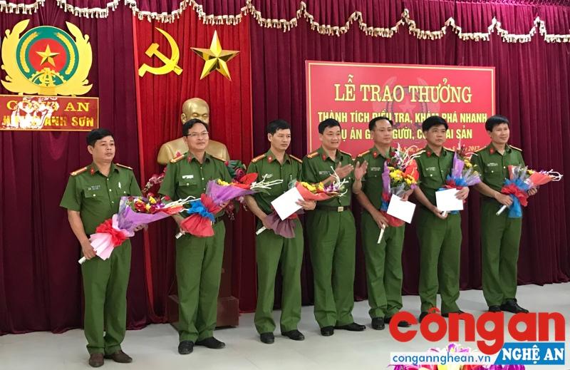 Đồng chí Đại tá Nguyễn Mạnh Hùng, Phó Giám đốc Công an tỉnh trao thưởng cho Phòng Cảnh sát Hình sự và Công an huyện Anh Sơn trong việc khám phá nhanh vụ trọng án tại địa bàn