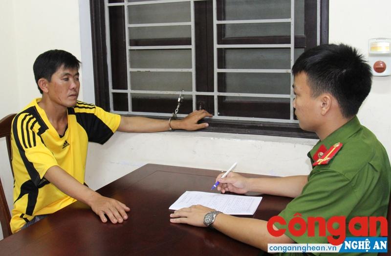 Cán bộ Phòng Cảnh sát Hình sự lấy lời khai đối tượng trong vụ án giết người, cướp tài sản tại xã Cẩm Sơn, huyện Anh Sơn
