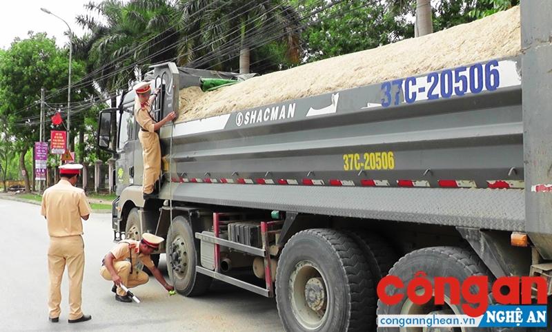 Đội CSGT Công an huyện Yên Thành tăng cường kiểm tra, xử lý xe chở hàng quá khổ, quá tải