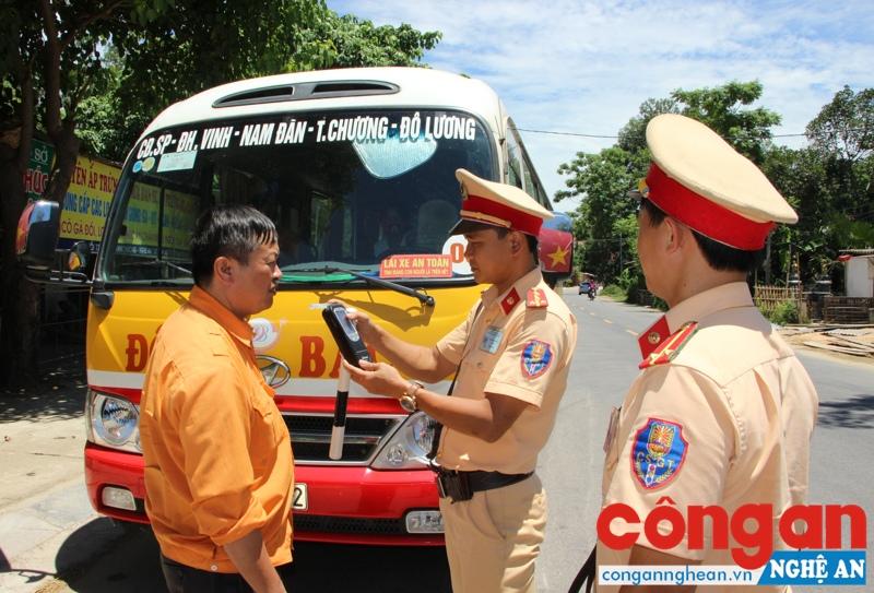 Lực lượng Cảnh sát Giao thông tăng cường kiểm tra nồng độ cồn tài xế xe buýt