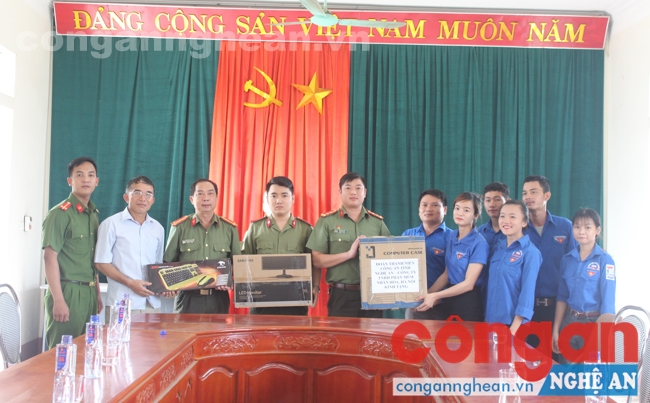 ĐTN Công an tỉnh trao tặng bộ máy vi tính cho Đoàn xã Nghĩa Mỹ, Nghĩa Đàn