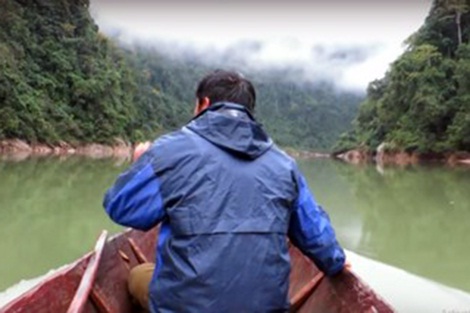 Ngồi trên thuyền chạy dọc dòng sông Đà yên ả, ông Giang nhớ thời còn vùng vẫy săn 