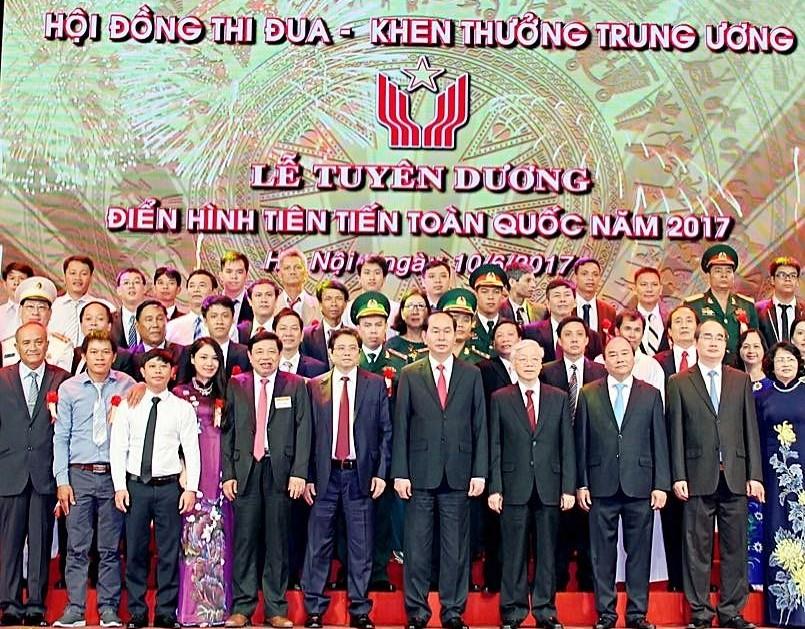 Các đồng chí lãnh đạo Đảng, Nhà nước chụp ảnh lưu niệm với các điển hình tiên tiến                                                 từ các bộ, ngành, các địa phương và tỉnh Nghệ An - Ảnh: VĂN VÂN