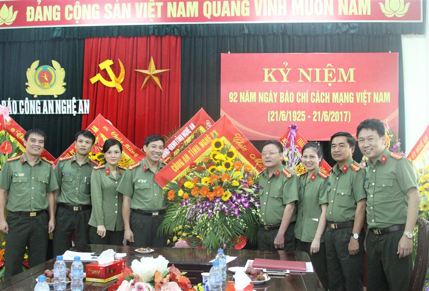Đồng chí Đại tá Lê Khắc Thuyết, UV Ban thường vụ Đảng ủy, Phó giám đốc Công an Tỉnh tặng hoa chúc mừng