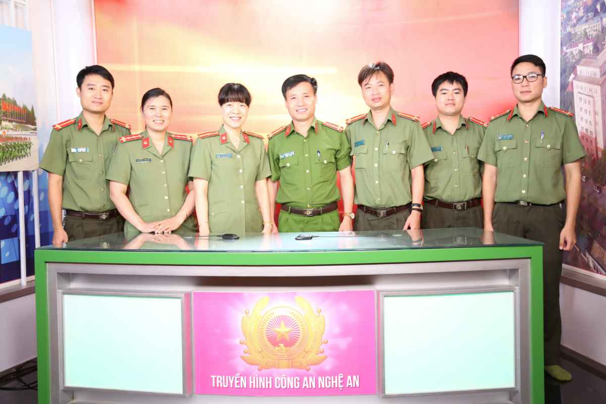 Công an huyện Diễn Châu chúc mừng Trang PT-TH An ninh Nghệ An