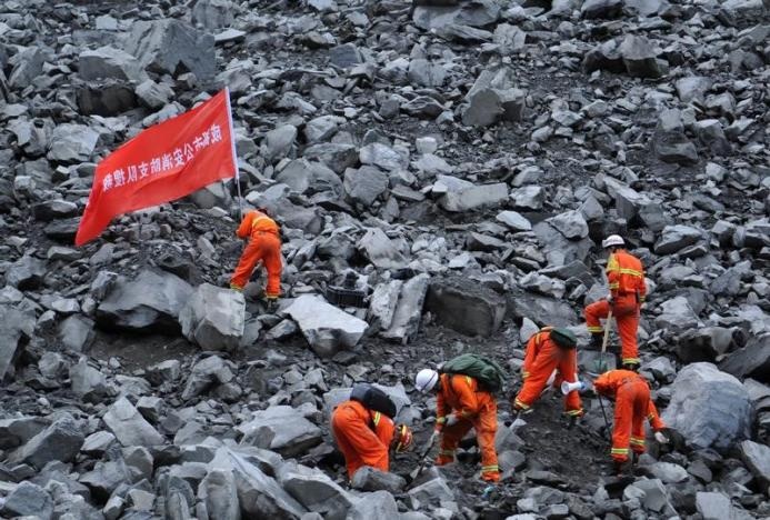 Nhà chức trách đã tìm thấy 15 thi thể từ đống đất đá. 2.000 nhân viên cứu hộ đang chạy đua với thời gian tìm kiếm những người mất tích.