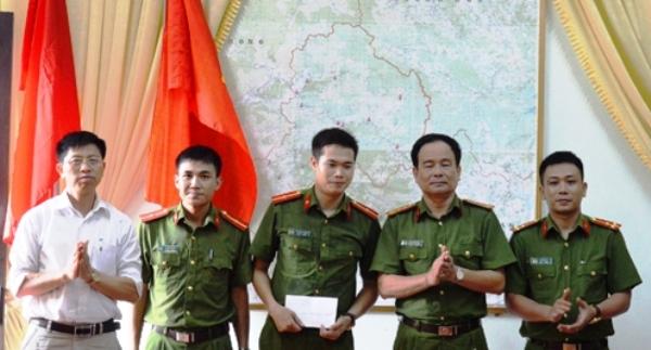 Lãnh đạo UBND huyện khen thưởng Tổ công tác Công an huyện Quỳ Châu