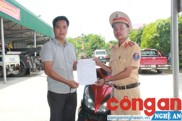 Đội CSGT Công an TP Vinh đã trao trả chiếc xe cho anh Thịnh.