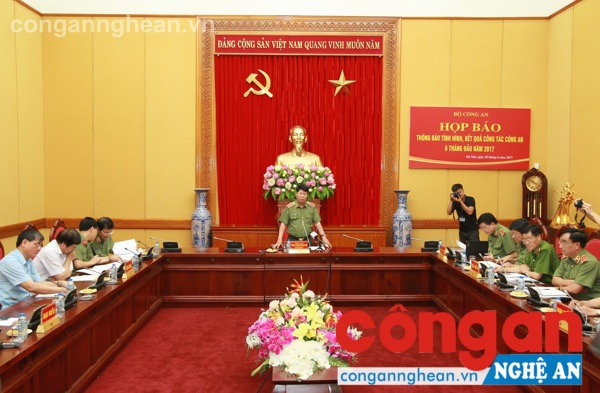 Đồng chí Thượng tướng Bùi Văn Nam- Ủy viên TW Đảng, Thứ trưởng Bộ Công an chủ trì buổi họp báo ngày 28/6 tại Bộ Công an