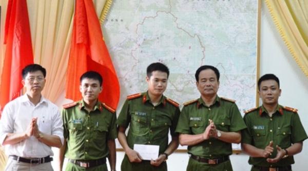 Lãnh đạo UBND huyện Quỳ Châu khen thưởng các trinh sát bắt giữ đối tượng Đức
