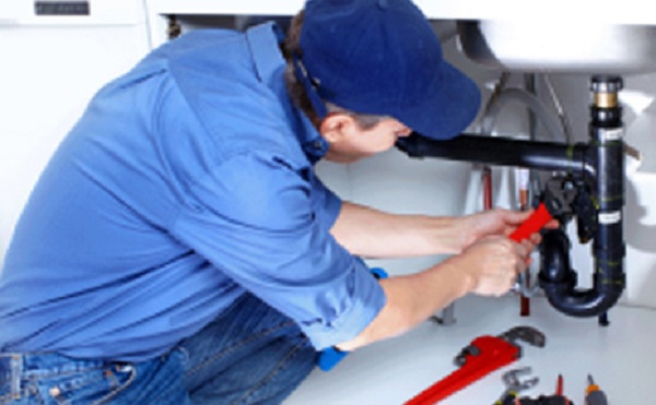 Các đối tượng sử dụng chiêu làm thợ sửa ống nước để trộm tài sản gia chủ (ảnh minh họa)