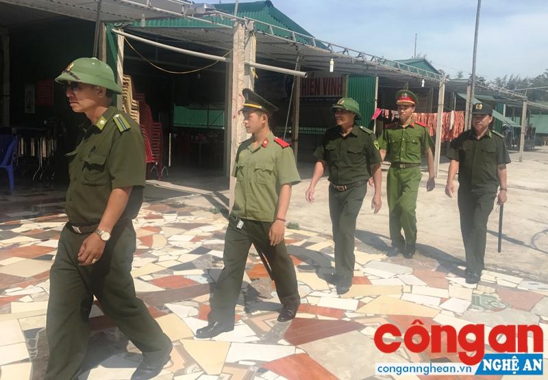 Đội An ninh du lịch phối hợp với Công an phường Nghi Hòa tuần tra đảm bảo an ninh trật tự tại khu vực bãi biển Cửa Hội