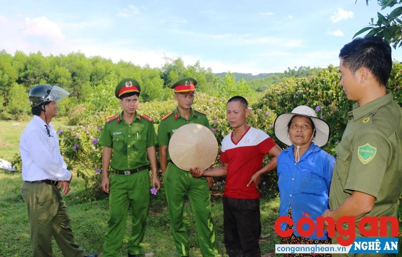 Anh Trương Văn Trường cùng lực lượng Công an trao đổi về công tác đảm bảo ANTT tại trang trại của mình