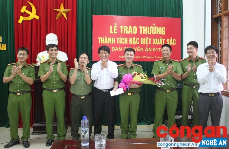 Lãnh đạo UBND huyện Nghĩa Đàn trao thưởng cho Ban chuyên án.