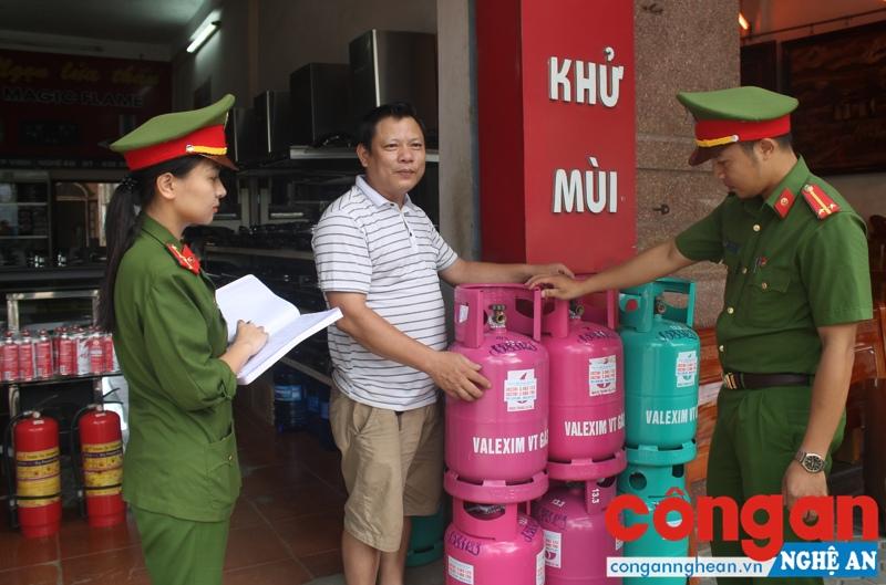 Phòng Cảnh sát PC&CC số 1 kiểm tra các cơ sở kinh doanh gas trên địa bàn - Ảnh: Huyền Thương