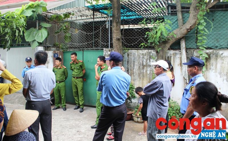 Lực lượng Công an làm nhiệm vụ bảo vệ tại nhà ông Hương để cơ quan chức năng tiến hành các bước pháp y.