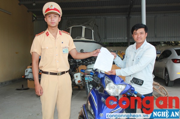 Đại diện đội CSGT Công an TP Vinh trao trả xe cho anh Lê Duy An