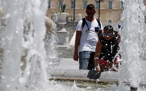 Du khách ở Athens (Hy Lạp) tìm đến đài phun nước để tránh nóng