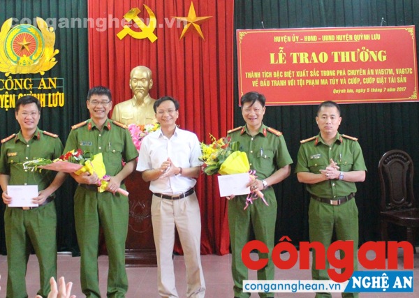 Lãnh đạo UBND huyện Quỳnh Lưu chúc mừng và trao thưởng cho các thành viên Ban chuyên án