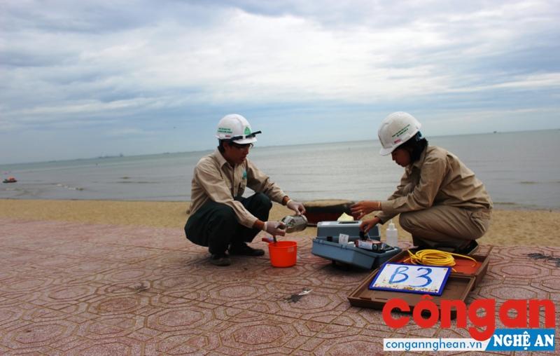 Cán bộ Trung tâm Quan trắc Tài nguyên và Môi trường Nghệ An kiểm định chất lượng nước biển ven bờ
