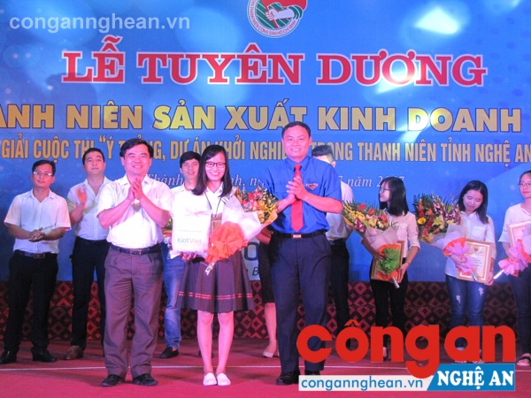 Đại diện lãnh đạo Đảng ủy Khối CCQ tỉnh và Hội LHTN tỉnh trao chứng nhận giải thưởng cho tác giả đạt giải cuộc thi  