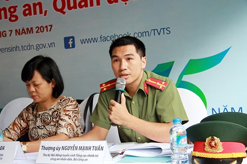 Thượng uý Nguyễn Mạnh Tuấn giải đáp thắc mắc cho thí sinh thi vào các trường CAND