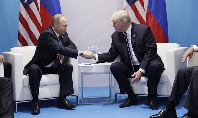 Cái bắt tay thân mật giữa Tổng thống Nga (trái) và người đồng cấp Mỹ.