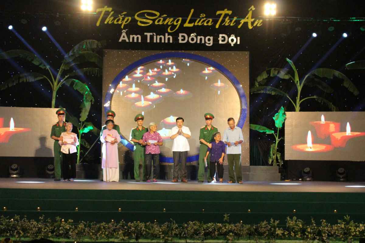 Chủ tịch UBND tỉnh Nguyễn Xuân Đường trao sổ tiết kiệm cho 5 Bà mẹ Việt Nam anh hùng.