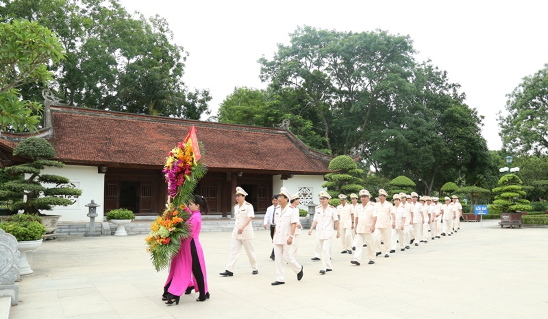 Đoàn đại biểu CSND Công an Nghệ An dâng hoa, dâng hương báo công lên Bác tại Khu di tích Kim Liên.